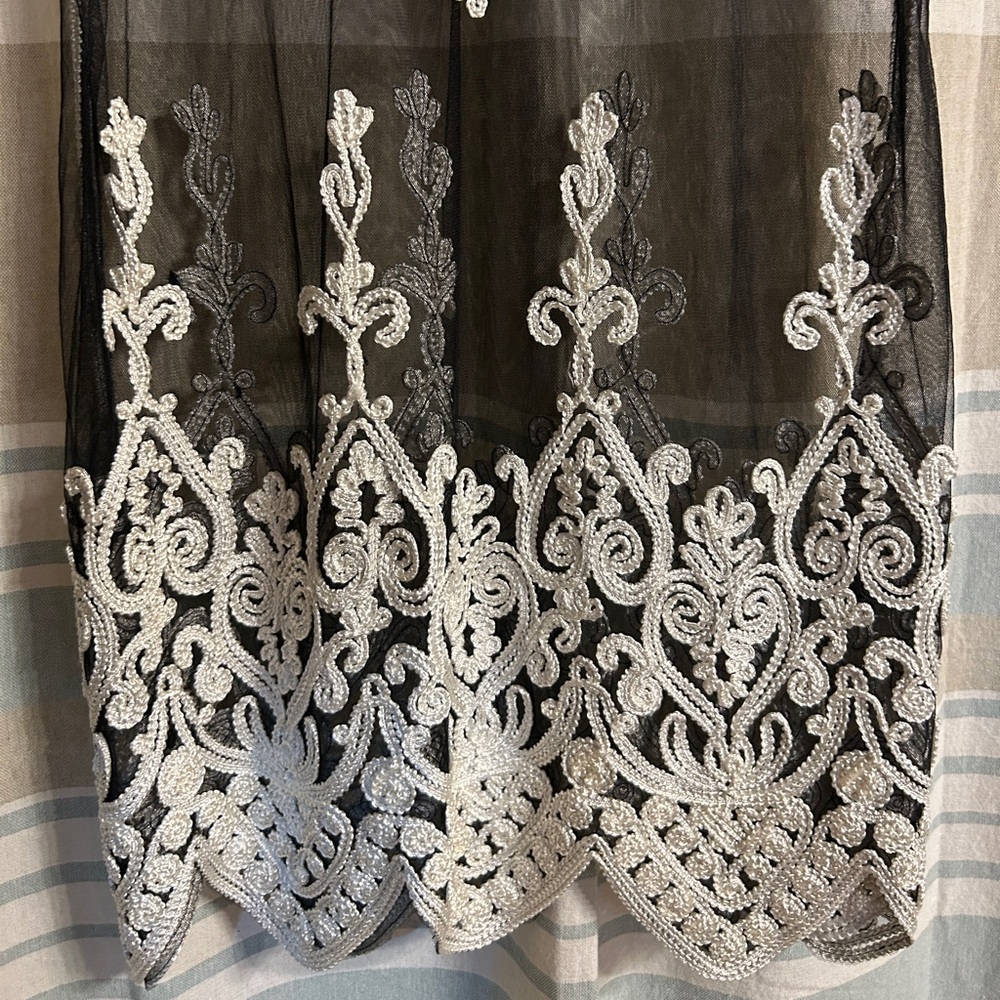Pretty Angel Black and White Embroidered Blouse - Picture 2 of 8